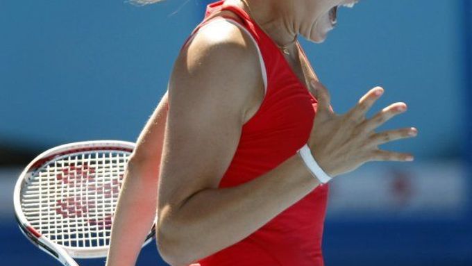Nicole Vaidišová spontánně slaví výhru nad domácí tenistkou Molikovou.