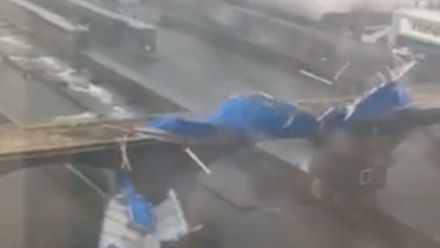 VIDEO: Silný vichr v Praze odfoukl část stavby z Negrelliho viaduktu