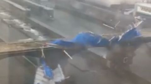 VIDEO: Silný vichr v Praze odfoukl část stavby z Negrelliho viaduktu