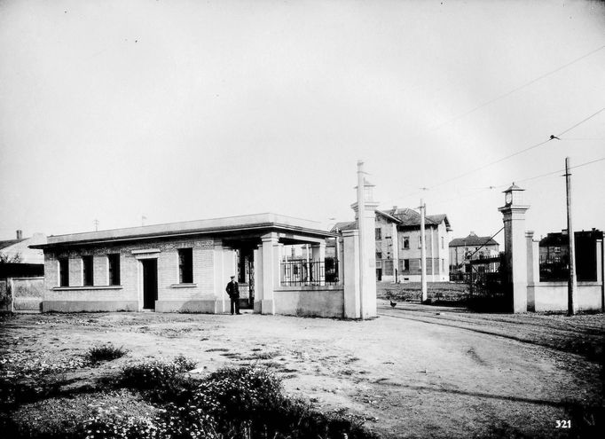 Pohled na vrátnici vozovny v roce 1926.