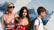 Mezi prvními hosty, kteří dorazili, byla dcera Donalda Trumpa Ivanka, její manžel Jared Kushner a jejich děti. Rodina se ubytovala v hotelu St Regis, nedaleko náměstí svatého Marka, jednom z mnoha pětihvězdičkových hotelů rezervovaných pro zhruba 200 svatebních hostů.