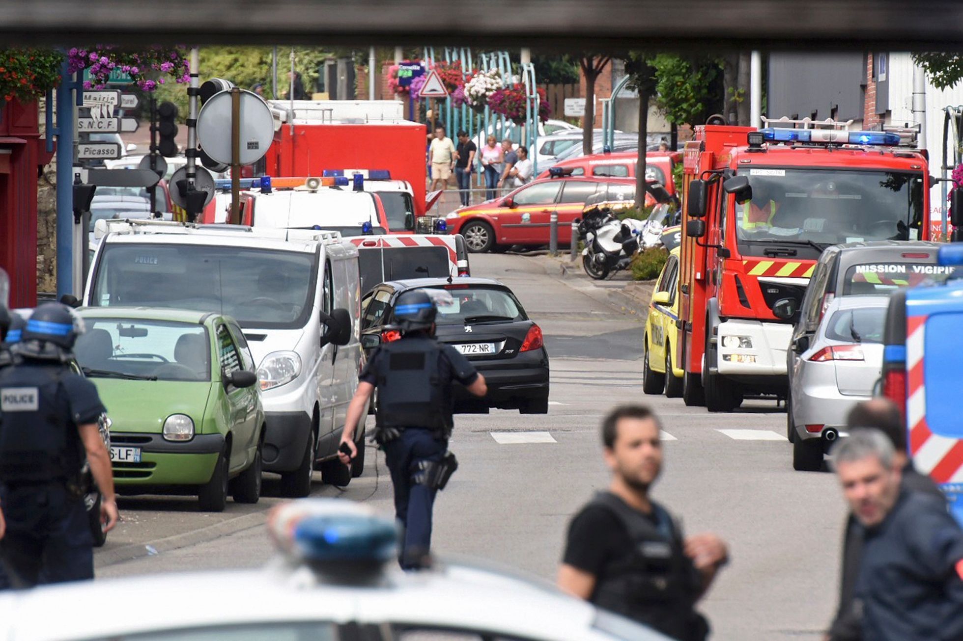 Policie a záchranáři po úterním útoku ve Francii