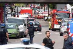 Francie zadržela chlapce, který vypustil "kachnu" o teroristickém útoku v pařížském kostele