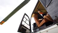 Na heliport v blízkosti Narity doveze pasažéry limuzína.