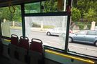 Rozbité okno v přední části autobusu