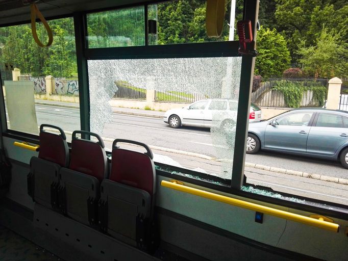 Nehoda autobusu a tramvaje na Smíchově