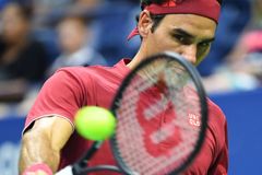 Kvitovou trápilo brutální teplo, Federer si stěžoval na vlhkost