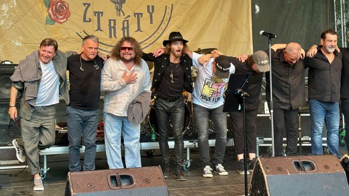 Členové J.A.R. propojují funk, rap, jazz a rock s ironickými českými texty a výraznou pódiovou energií.