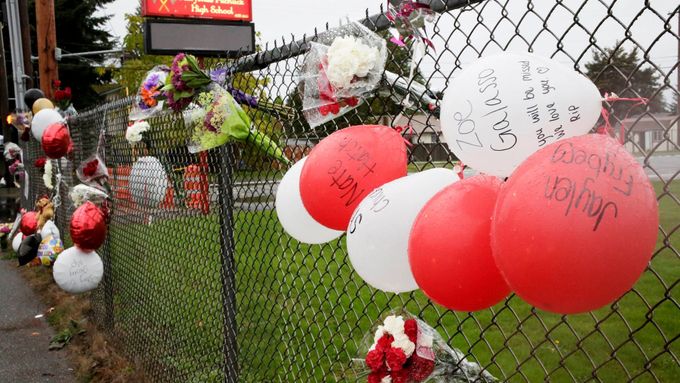 Pomníček obětem střelby na škole v Marysville na severozápadě USA