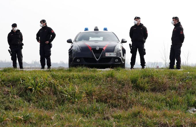 Policisté střeží město Castiglione D'Adda, které bylo z nařízení vlády uzavřeno kvůli šíření koronaviru. Město nesmí nikdo opustit.