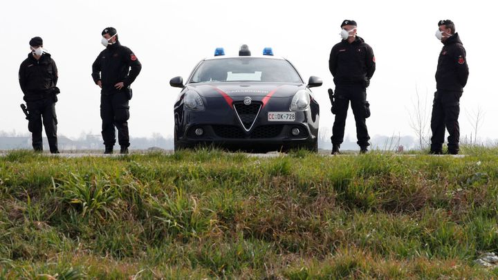 Strach z koronaviru v Itálii. Města v karanténě střeží policisté, v záloze je armáda