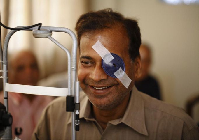 A man smiles during a routine eye check-up after his cataract surgery at the Tilganga Eye Center in Kathmandu April 27, 2012. About 150,000 of Nepal's 26.6 million people are estimated to be blind in both eyes, most of them with cataracts. Picture taken April 27, 2012. REUTERS/Navesh Chitrakar (NEPAL - Tags: HEALTH SOCIETY POVERTY) Published: Kvě. 2, 2012, 5:16 dop.