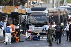 Hrůza v Jeruzalémě. Útočníci nastoupili do autobusu a spustili palbu, šest mrtvých