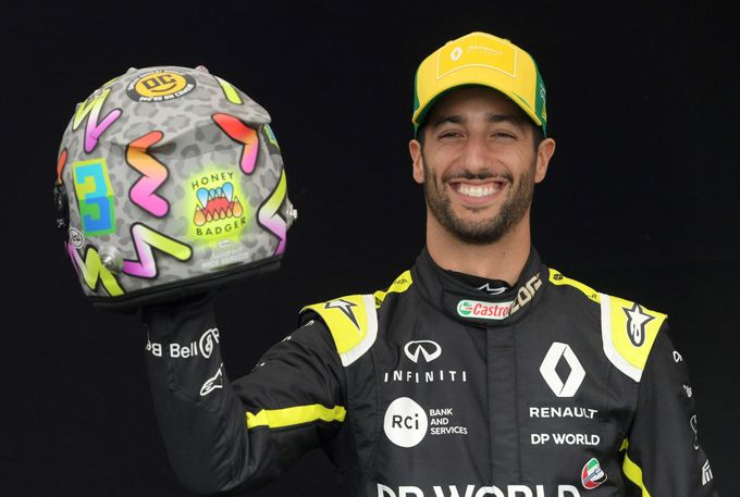 Pilot Renaultu Daniel Ricciardo s helmou před GP Austrálie 2020