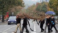 Zástupci nevládních organizací ve smutečním průvodu přicházejí před ministerstvo průmyslu a obchodu.