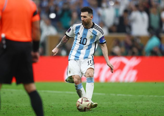 Finále MS ve fotbale 2022, Argentina - Francie: Lionel Messi při penaltovém rozstřelu.