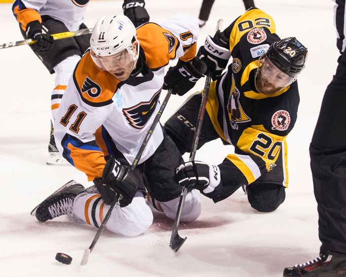 Steven Swavely (vlevo) a Jarrett Burton v utkání farmářských klubů Philadelphie a Pittsburghu.