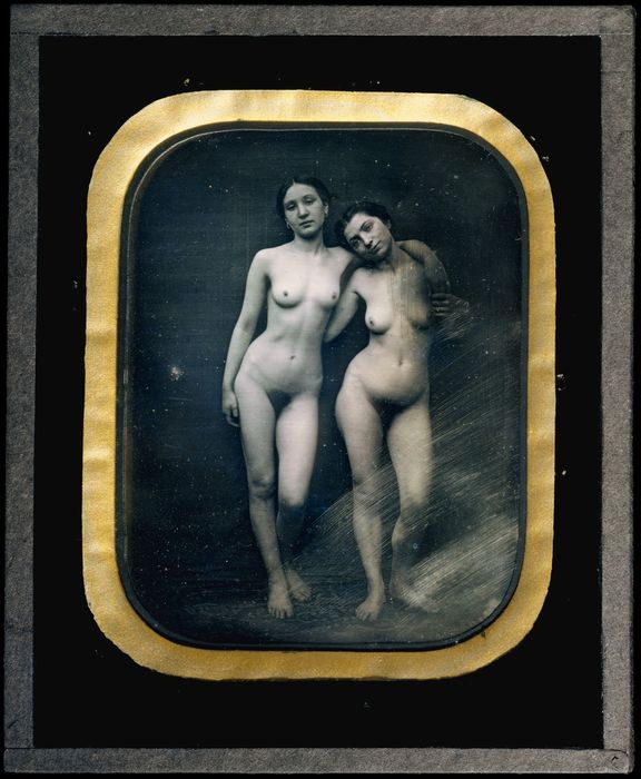 Daguerrotypie francouzského fotografa Moulina, zobrazující dvě nahé dívky.