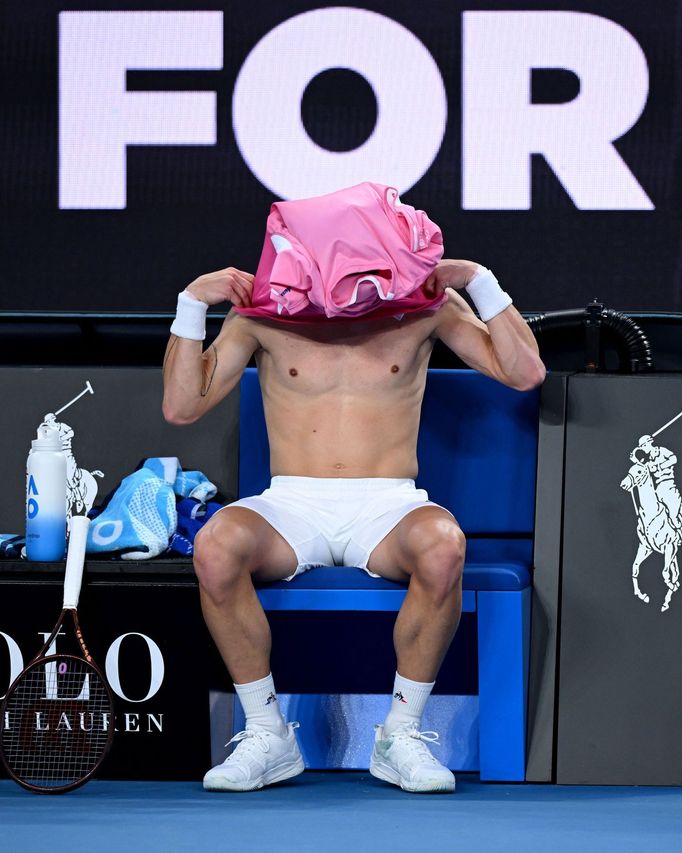 Jiří Lehečka v zápase 3. kola Australian Open s Benjaminem Bonzim