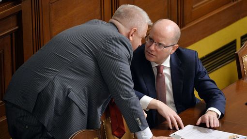 Premiér Bohuslav Sobotka ve sněmovně hovoří s ministrem vnitra Milanem Chovancem.