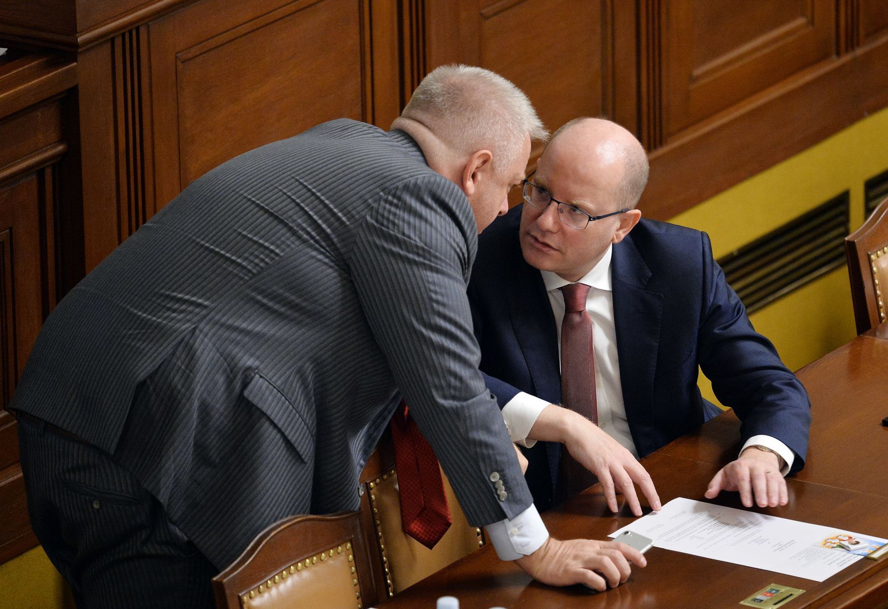 Premiér Bohuslav Sobotka ve sněmovně hovoří s ministrem vnitra Milanem Chovancem.