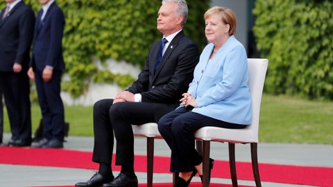 Angela Merkelová na židli. Po záchvatech třesu sledovala čestnou stráž vsedě