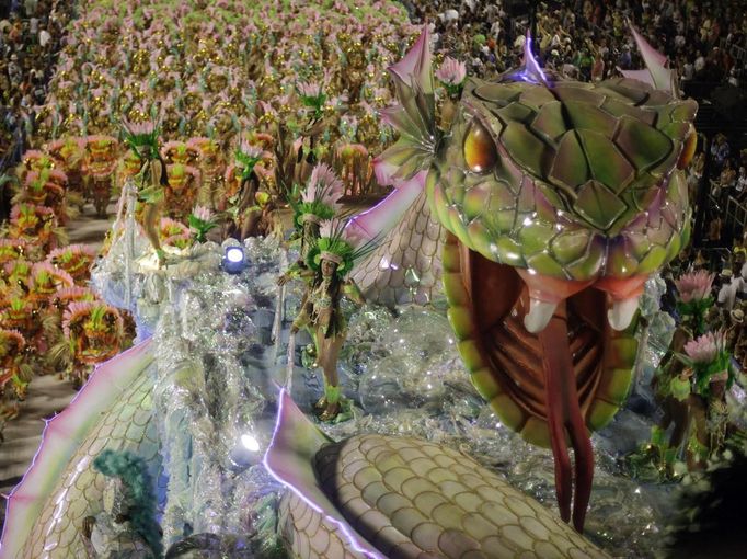 Revellers from the Mangueira samba school participate during the annual Carnival parade in Rio de Janeiro's Sambadrome, February 11, 2013. REUTERS/Ricardo Moraes (BRAZIL - Tags: SOCIETY) Published: Úno. 12, 2013, 2:53 dop.