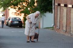 Důchody se zvýší o 259 korun, penzisté přesto zchudnou