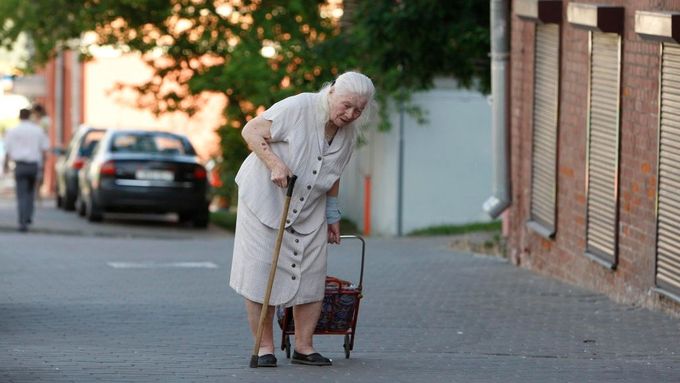 Zpráva pro seniory: Ani v příštím roce se životní úroveň penzistů nezlepší...