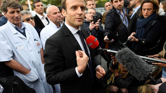 Macron zdůrazňuje, že nestojí ani nalevo, ani napravo, a stylizuje se do role bojovníka proti politickému establishmentu.