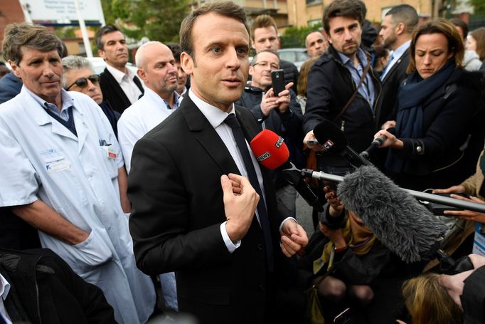 Macron zdůrazňuje, že nestojí ani nalevo, ani napravo, a stylizuje se do role bojovníka proti politickému establishmentu.