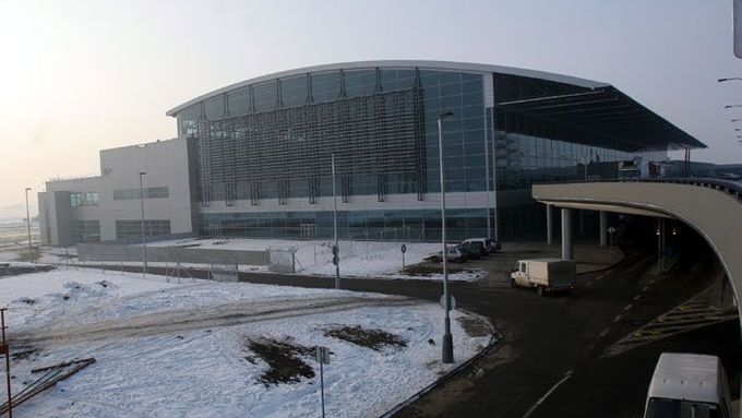 Ruzyňské letiště nedávno otevřelo nový terminál. Odlehčit přetíženým drahám by mohla blízká Roudnice nad Labem