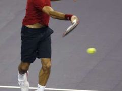 Roger Federer v utkání proti Andy Roddickovi na Turnaji mistrů.