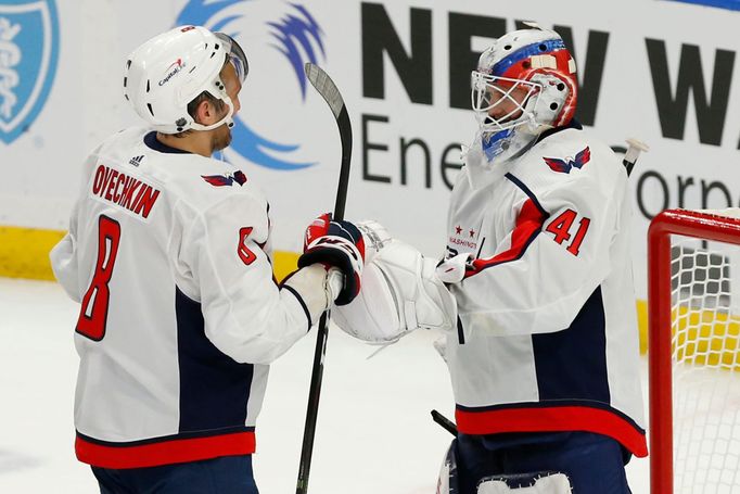 Vítek Vaněček vychytal při debutu v NHL výhru na ledě Buffala.