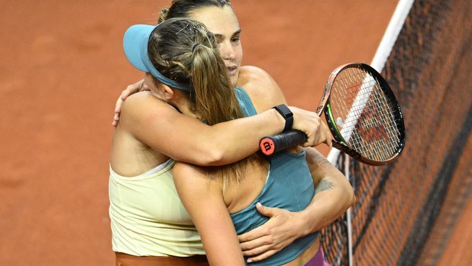 Aryna Sabalenková s Paulou Badosaovou na loňském turnaji ve Stuttgartu