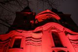 Na osm desítek kostelů, synagog a dalších převážně náboženských staveb v Česku zalila červená záře.