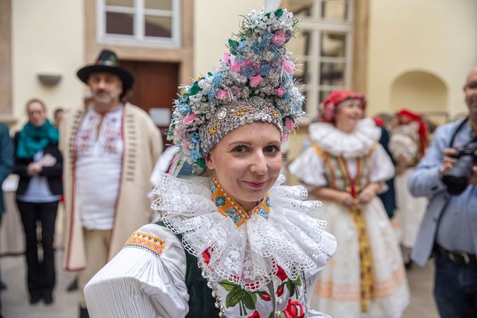 Výstava krojů v poslanecké sněmovně, na kterou dorazili někteří poslanci a poslankyně v krojích