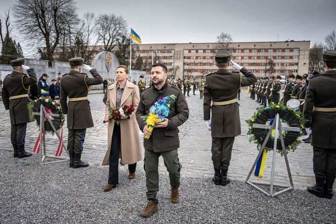 Dánská premiérka Mette Frederiksenová a ukrajinský prezident Volodymyr Zelenskyj u památníku na Lyčakivském hřbitově ve Lvově.