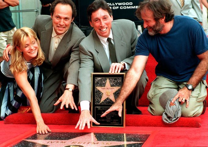 Herci Nastassja Kinski a Billy Crystal, režisér Ivan Reitman a herec Robin Williams na Hollywoodském chodníku slávy, 1997.