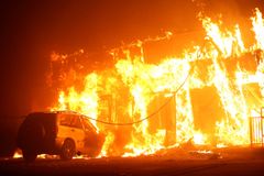 Požár chudinské čtvrti v Johannesburgu zničil sedm set chatrčí, žháře zlynčoval dav