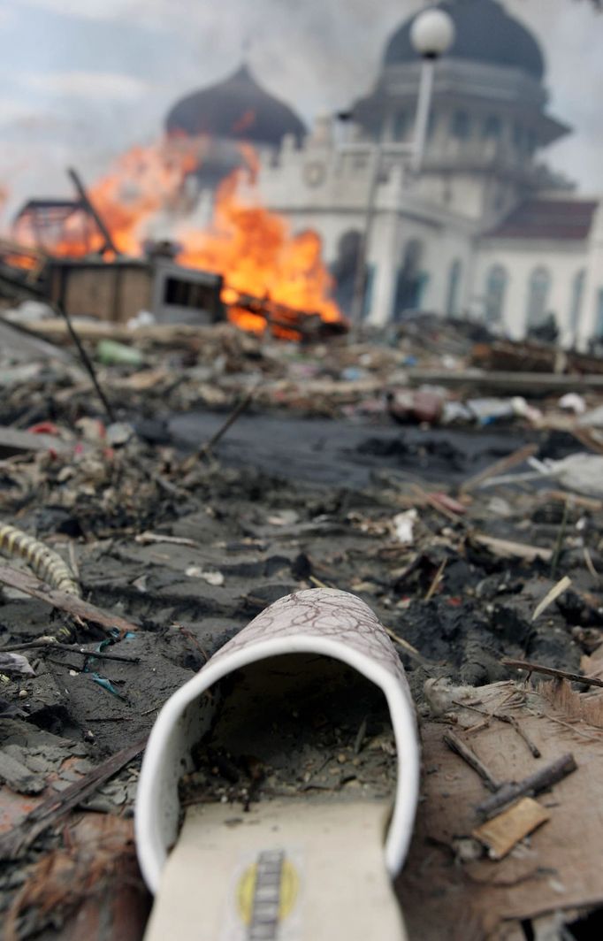 Uplynulo 15 let od ničivé vlny tsunami, která si 26. prosince 2004 vyžádala na pobřeží Indického oceánu v jihovýchodní Asii přes 230 000 mrtvých.