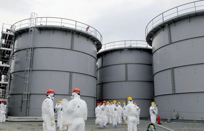 Tanks of radiation-contaminated water are seen at the Tokyo Electric Power Co (TEPCO)'s tsunami-crippled Fukushima Daiichi nuclear power plant in Fukushima prefecture, in this photo released by Kyodo March 1, 2013, ahead of the second-year anniversary of the March 11, 2011 earthquake and tsunami. Mandatory Credit REUTERS/Kyodo (JAPAN - Tags: DISASTER ANNIVERSARY BUSINESS) ATTENTION EDITORS - THIS IMAGE HAS BEEN SUPPLIED BY A THIRD PARTY. IT IS DISTRIBUTED, EXACTLY AS RECEIVED BY REUTERS, AS A SERVICE TO CLIENTS. FOR EDITORIAL USE ONLY. NOT FOR SALE FOR MARKETING OR ADVERTISING CAMPAIGNS. JAPAN OUT. NO COMMERCIAL OR EDITORIAL SALES IN JAPAN. YES Published: Bře. 1, 2013, 2:27 odp.