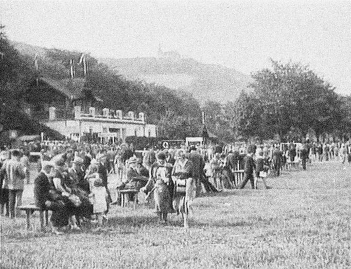 Dostihové derby v Chuchli v roce 1931. Reprofoto z dobové filmové nahrávky