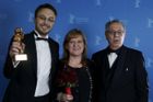 Kromě hlavní ceny si rumunský zástupce z Berlína odváží také ocenění mezinárodní federace filmových kritiků. (Na snímku režisér Netzer, producentka Solomon a šéf festivalu Dieter Kosslick.)