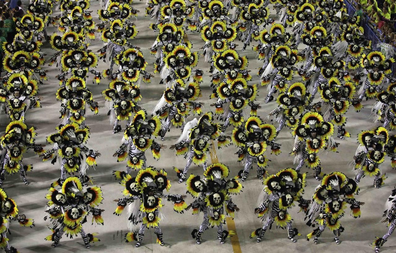 Fotogalerie: Pestrobarevná podívaná z prostředí brazilského karnevalu