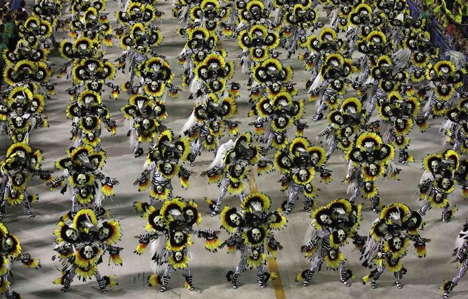 Revellers from Imperatriz Leopoldinense samba school participate during the annual Carnival parade in Rio de Janeiro's Sambadrome, February 12, 2013. REUTERS/Ricardo Moraes (BRAZIL - Tags: SOCIETY) Published: Úno. 12, 2013, 6:33 dop.