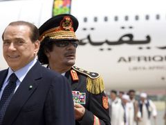 Kaddáfí s Berlusconim v roce 2009.