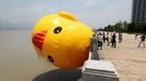 WENZHOU, CHINA - JULY 01: (CHINA OUT) People set up a scaled replica of the rubber duck, originally created by Dutch conceptual artist Florentijn Hofman, on a river on July 1, 2013 in Wenzhou, Zhejiang province of China. Přidat do lightboxu Stáhnout náhled