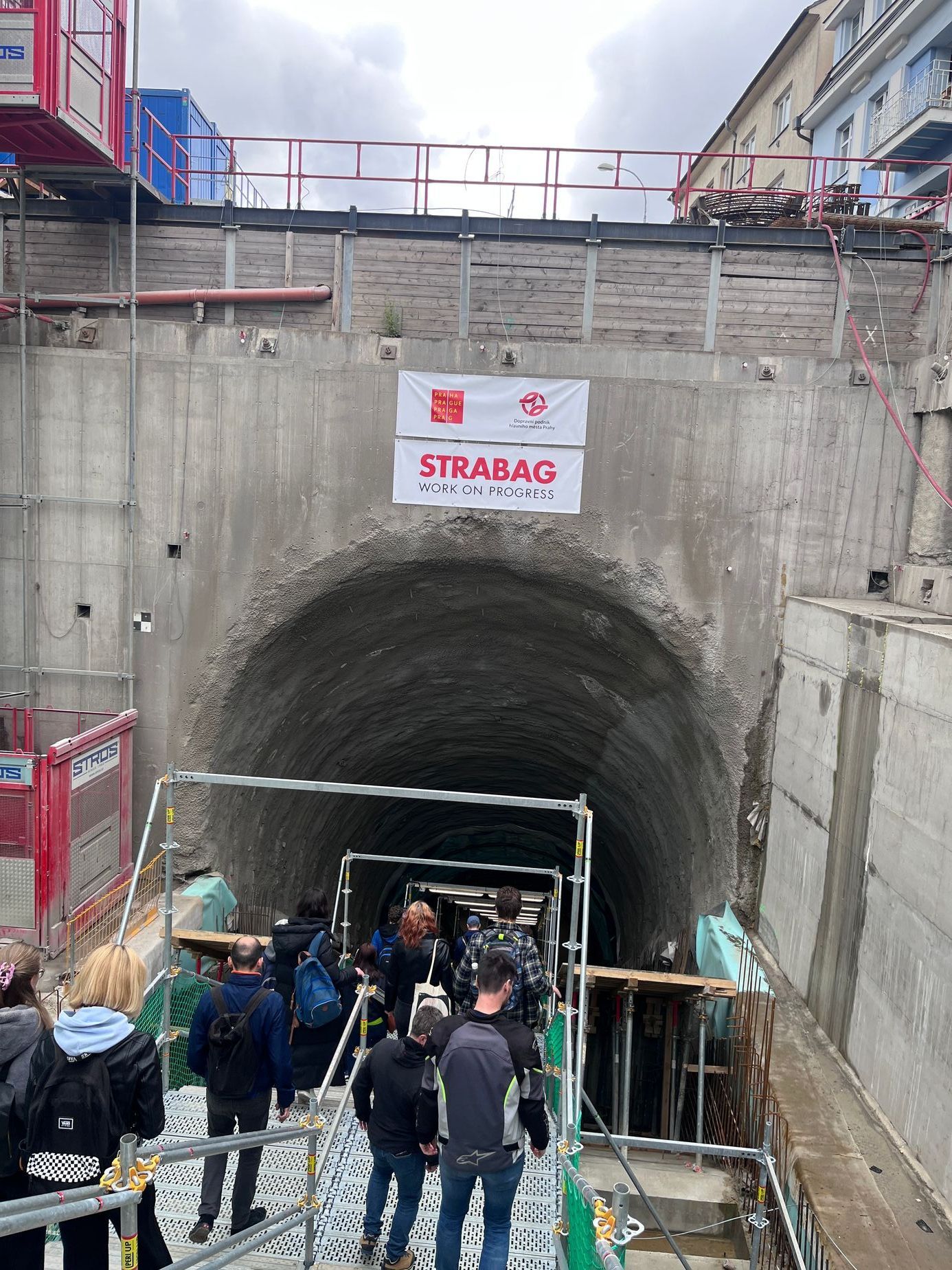 den otevřených dveří stavba metra D úsek Pankrác Olbrachtova