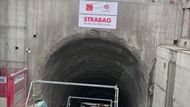 Prohlídková trasa mezi budoucími stanicemi Olbrachtova a Pankrác měřila 1,6 kilometru a tunel vede v hloubce cca 30 metrů, v nejnižším místě 35 metrů. Nejprve tak bylo potřeba "seběhnout" provizorní kovové schody do vestibulu stanice a pak už se budoucím eskalátorovým tunelem dostat až na nástupiště stanice.